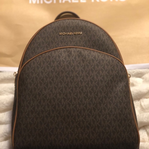 Michael Kors - Monogram Backpack - Picture 2 of 8